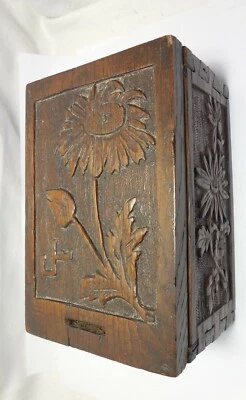 ANCIENNE  TIRELIRE  EN BOIS TRAVAIL ARTISANAL DECOR FLORAL MARGUERITE - Photo 1/4