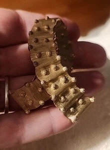 Spilla CORONA TRIFARI vintage tono oro nastro spazzolato - Foto 1 di 3