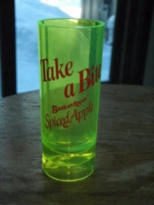 VINTAGE GREEN PLASTIC SHOT GLASS BERENTZEN SPICED APPLE TAKE A BITE LIQUOR BAR - Picture 1 of 7