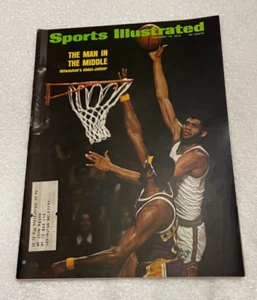 Kareem Abdul Jabbar Sports Illustrated “The Man in the Middle”, Feb 19, 1973 EC! - Picture 1 of 3