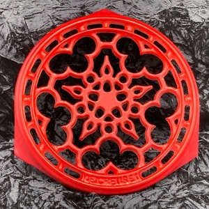Le Creuset 8.5" Enameled Cerise Red Cast Iron Footed Trivet France - Picture 1 of 3