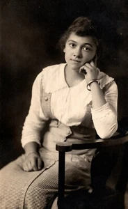 HÜBSCHE JUNGE FRAU : CYKO : POTTSVILLE, PENNSYLVANIA - Bild 1 von 3