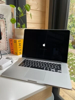 Apple MacBook Pro 15.4in (256GB SSD, Intel Core i7-4770HQ, 2.20GHz, 16GB) Laptop - Image 1 of 4