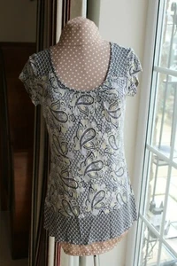 M & Co Size 8 black grey paisley pattern hip length top short sleeve scoop neck - Picture 1 of 6