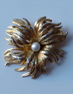 Schöne Brosche mit einzelnen Perlen goldfarben Blumen...markenlos - Bild 1 von 3