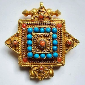 Medallón colgante de oración amuleto tibetano Ghau chapado en oro de 2,5" con montura de piedra de Nepal - Imagen 1 de 2