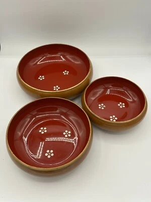 Juego de tres cuencos de anidación de laca japonesa, 6", 7 1/4" y 8" de diámetro Foto 1 de 4