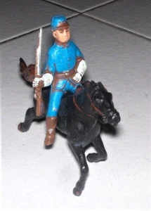 Soldatino Cromoplasto Landi NORDISTA A CAVALLO CON FUCILE nero Far West - Foto 1 di 1