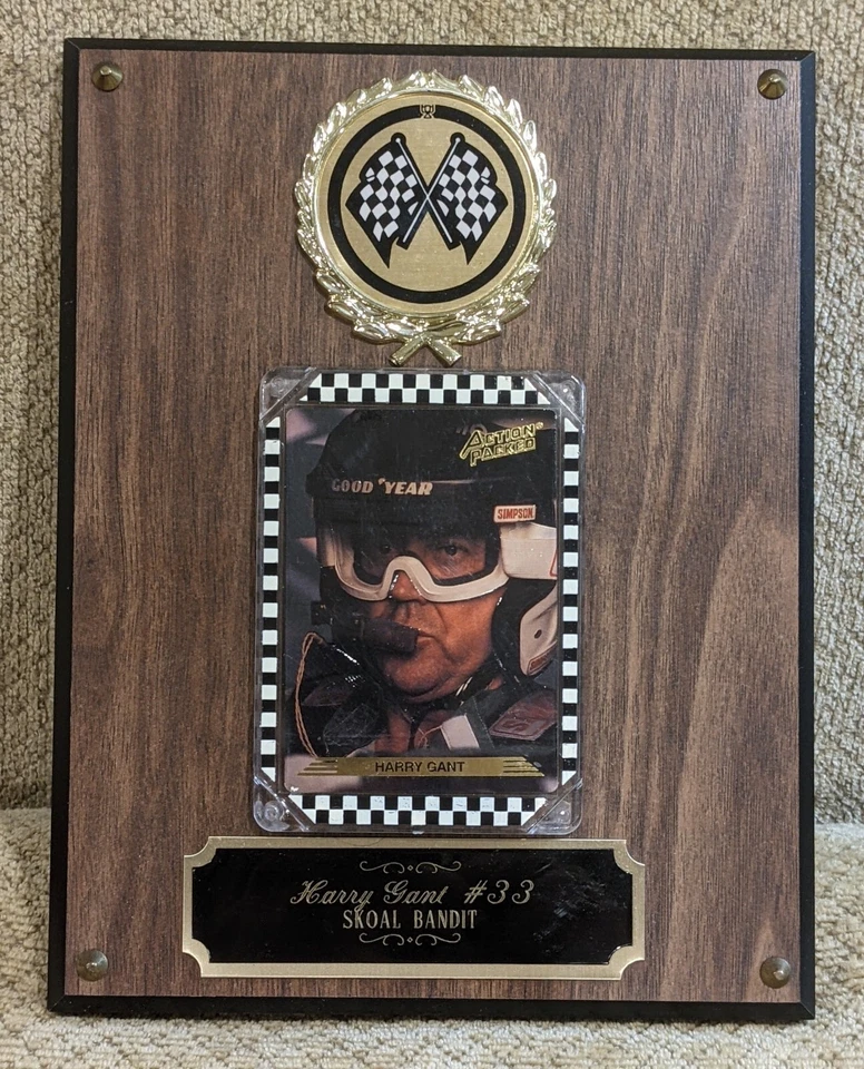 Placa de madera Harry Gant #33 Skoal Bandit NASCAR con tarjeta de conductor llena de acción Foto 1 de 4