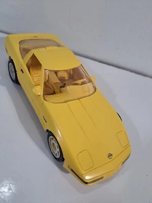Coche deportivo Chevrolet Corvette cupé C4 amarillo escala 1/24 de plástico Foto 1 de 4