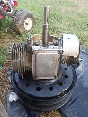 498583 Briggs and Stratton Cylinder Assembly - Image 1 of 4