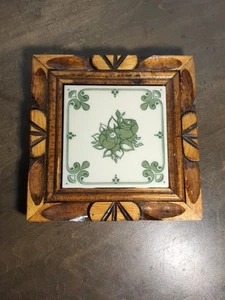 Azulejo Dal mexicano trivet vintage con soporte de madera tallada a mano Monterry 6" cuadrado - Imagen 1 de 11