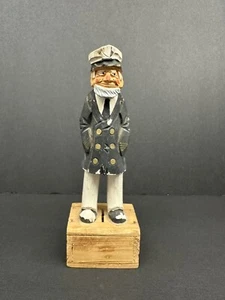 Statuina nautica vintage in legno capitano marinaio intagliato banco monete - Foto 1 di 13