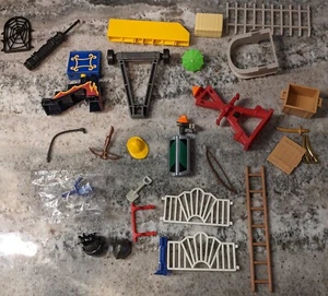 Lote De 30+ Playmobil Piezas Surtidas Cascos Espadas Antorchas Puertas Sombrero Ballesta - Imagen 1 de 3