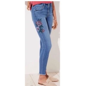 Loft Distressed Raw Hem Floral Modern Skinny Jeans Size 4 27 - Picture 1 of 6