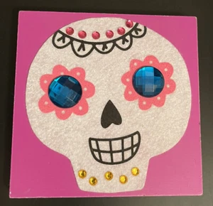 ZUCKERSCHÄDELPLAKETTE PINK HALLOWEEN HAUSDEKORATION TAG DER TOTEN JOUR DE MOROS - Bild 1 von 3