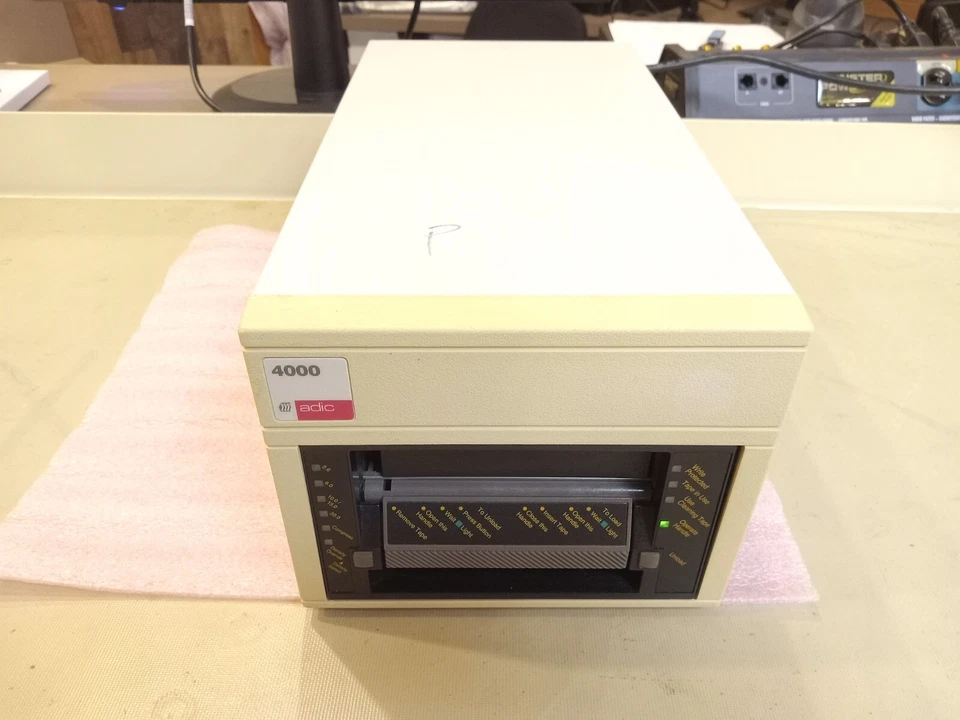 ADIC DLT4000 20/40GB EXTERNAL TAPE DRIVE 98-5486-01 - Image 1 of 4