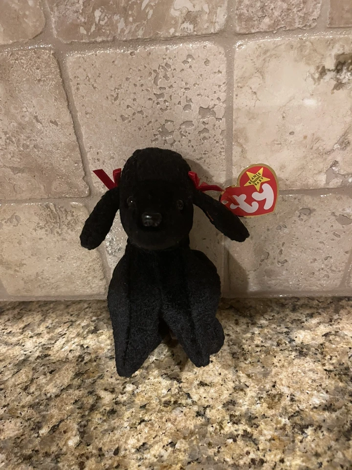 Raro "GIGI The Black Poodle Dog" 1997 TY Beanie Baby com etiqueta APOSENTADO / Pelotas  - Imagem 1 de 4
