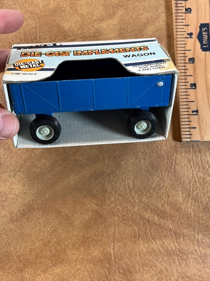 Vagón de granja azul Ertl 1/32 de colección nuevo stock antiguo juguete de granja fundido a presión no. 1977-241H Foto 1 de 4
