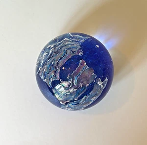 Kunstglas runder Briefbeschwerer blau dichroitisch irisierend Wirbel 2,75" signiert 2005 - Bild 1 von 7