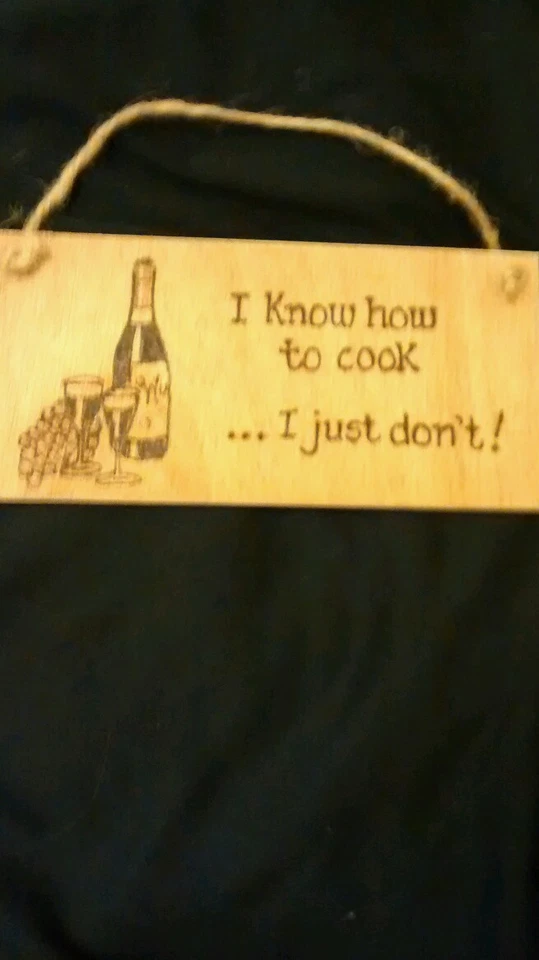 Placa de madera diseñada a mano. Divertido regalo para no cocinar. Sé cocinar... Foto 1 de 1
