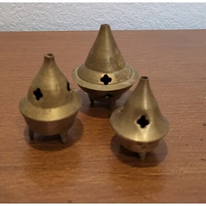 Grupo de tres pequeños quemadores de incienso vintage de latón con patas con recortes India - Imagen 1 de 4