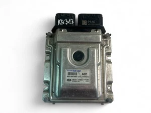KA313 KIA Engine Control Unit ECU 39107-04202 - Picture 1 of 5