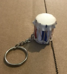 Miniatur rot weiß und blau Trommel mit Lederenden Schlüsselanhänger ca. 1 1/4" hoch - Bild 1 von 2