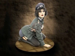 Royal Model 75mm 1/24 Pin-up Oficial Femenina Alemana w / Medias Chica Arrodillada 847 - Imagen 1 de 1