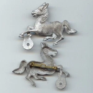 3 DE COLECCIÓN METAL FUNDIDO CABALLO GALOPANTE SIN AJUSTAR PIN TRASERO HALLAZGOS 926 - Imagen 1 de 1