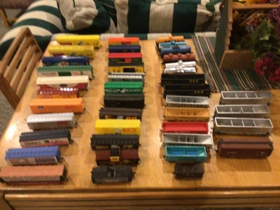 HO 玩具火车 批量 7 个发动机 运行和大量汽车 复古 — 第 1/4 张图片