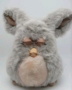 Tiger Electronics Sleepy Rosa Vientre Gris Piel EmotoTronic Furby. - Imagen 1 de 11