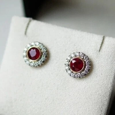 Impresionante arete elegante enchapado en oro blanco de 14 k con rubí rojo simulado de corte redondo Foto 1 de 4