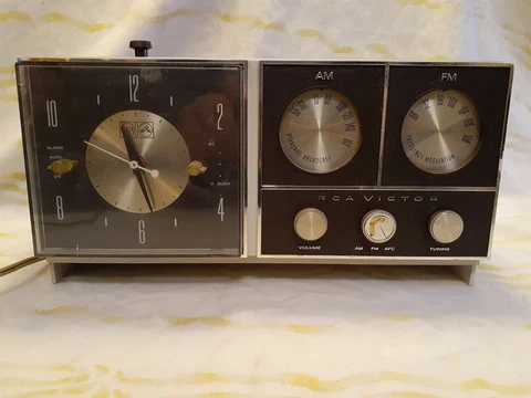 Vintage RCA VICTOR AM FM Alarm Clock Radio model RHS35W Walnut grain Cover