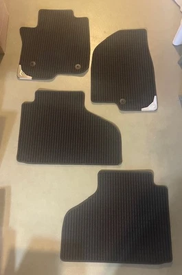 NUEVO 4 GM GMC YUKON DENALI ULTIMATE ALFOMBRILLAS PUNTA CROMADA NEGRAS OEM 635G 85078923 Foto 1 de 4