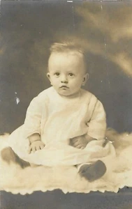 Vintage Child RPPC Postcard The W M Duffany Company Small Baby Child Posing - Imagen 1 de 2