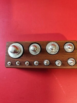 boite de 11 poids en laiton de 1grs a 200grs - Photo 1/4