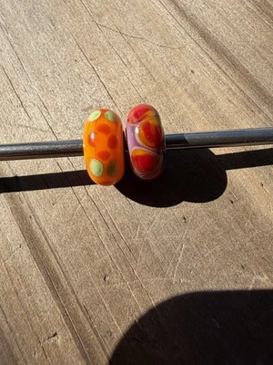 2 contas Trollbeads exclusivas laranja e vermelho/roxo - Imagem 1 de 4