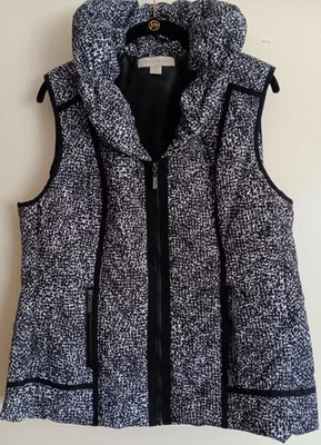 Chaleco acolchado estampado blanco y negro Laura Ashley para mujer  Foto 1 de 4