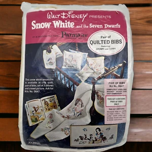 Baberos Paragon Needlecraft Disney Blancanieves siete enanitos de colección nuevos en paquete - Imagen 1 de 12