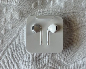OEM Apple EarPods with Lightning Connector In Ear Canal Headset - Wht (2 Sets) - Picture 1 of 2