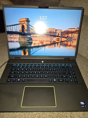 Alienware m16 R2 P13F001 16" Ultra 9 185H 2.5GHz 32GB RAM 1TB SSD RTX 4070 - Image 1 of 4