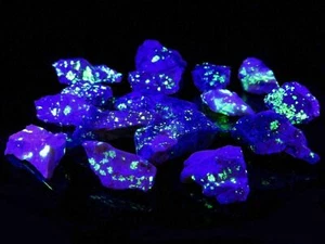 Luce UV super fluorescente minerale Orthose / da 1 a 1,5 cm dalla Spagna - Imagen 1 de 10