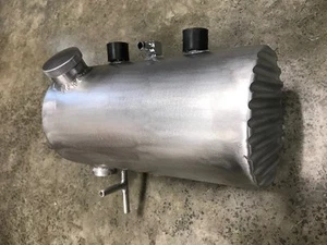Choppahead Triumph Finned oil tank (raw) w/ screw in cap - USA MADE - custom  - Imagen 1 de 4