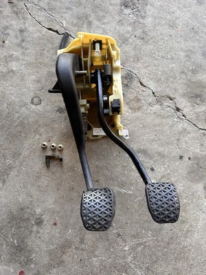 2004-2010 BMW E60 E63 530i 535i 545i 550i M5 M6 Manual Clutch Brake Pedal Box - Image 1 of 3