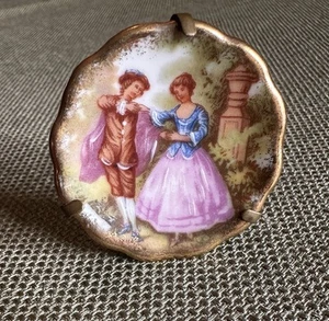 Piatto miniatura dipinto a mano Limoges con supporto-Francia coppia romantica vittoriana - Foto 1 di 5