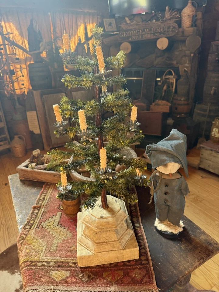 Impresionante árbol de Navidad primitivo pedestal de madera antiguo artículos de cabina tempranos Foto 1 de 4