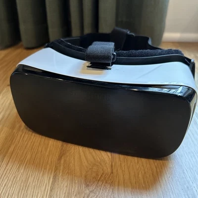 Auriculares de realidad virtual Samsung Gear VR alimentados por Oculus modelo SM-R322 Foto 1 de 4