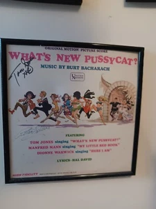 Peter Sellers Tom Jones firmato What's New Pussycat LP copertina incorniciata autografo - Foto 1 di 4