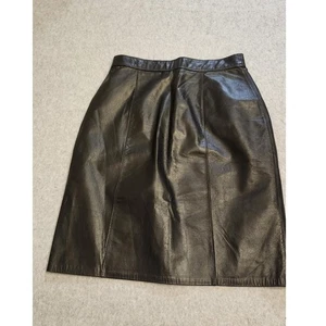 Falda de cuero para mujer 9/10 negra forrada cremallera trasera línea A minimalista Argentina - Imagen 1 de 9